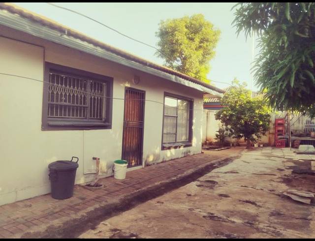 4 BEDROOM HOUSE FOR SALE IN SHAYANDIMA